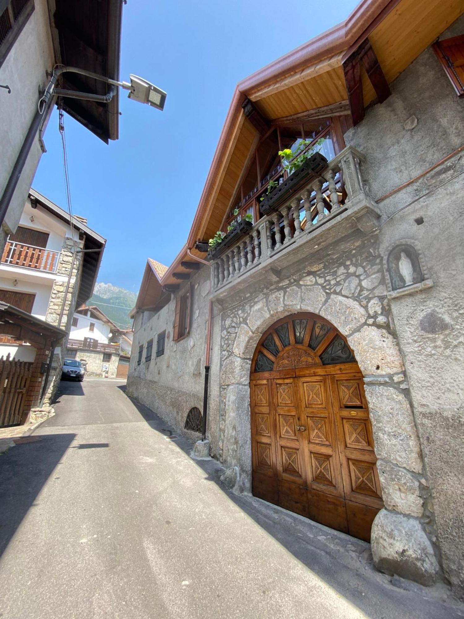 Casa Nel Centro Storico Di Borno Villa Екстериор снимка